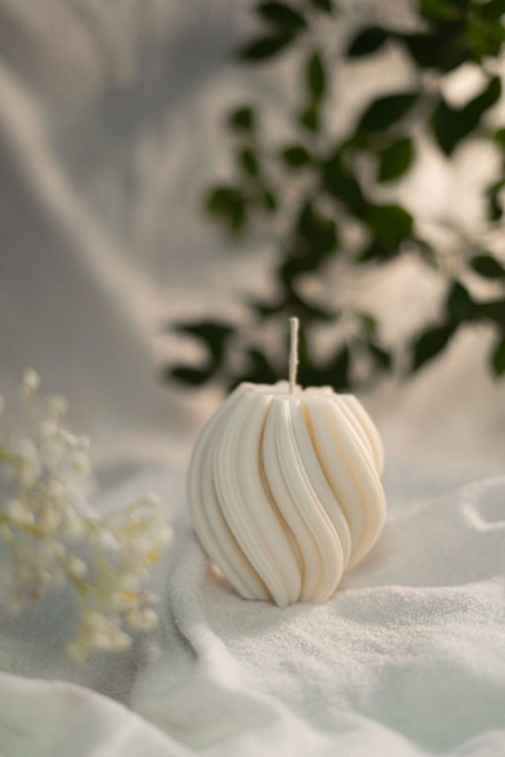 Minimal 3D swirl soy candle in white – scented artisanal candle with Horizon Bleu fragrance by Lume & Co
